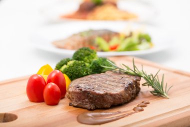 Müşteriye hizmet için sebzeli biftek beef.