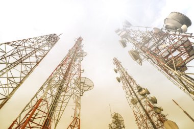 Telekomünikasyon direk Tv anten kablosuz teknolojisinin sabahları mavi gökyüzü ile