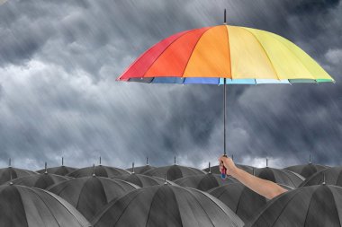 Farklı renkli şemsiye tutan göstermek için kalabalığın tanımlamak. 