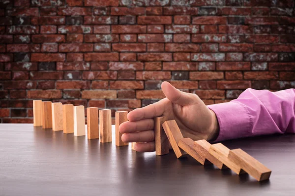 Detener Efecto Riesgo Dominó Hombre Negocios Que Utiliza Mano Para — Foto de Stock