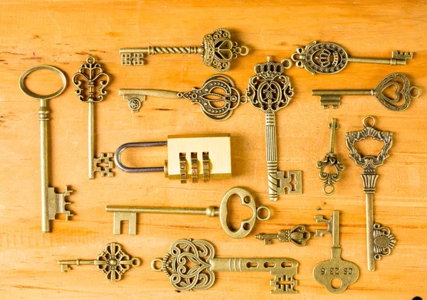 Beyaz arka plan ile birden çok vintage anahtar ile izole.