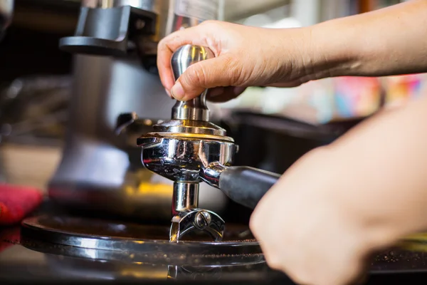 Kahve makinesi yapmak sıcak içecek müşteriye.