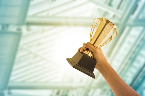 Gente Negocios Sosteniendo Trofeo Premio Después Ganar Competidor —  Fotos de Stock