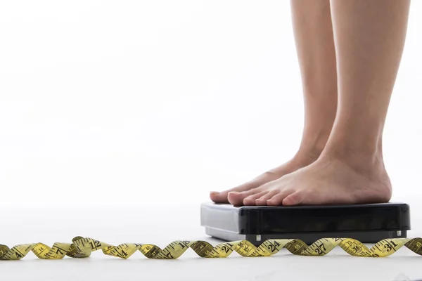 Gewicht Schaal Vrouw Maatregel Weightloss Met Geïsoleerde Whie Achtergrond — Stockfoto