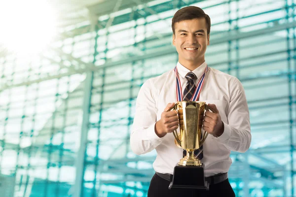 Empresário Vencedor Segurando Troféu Ouro Depois Ter Sucesso Seu Negócio — Fotografia de Stock