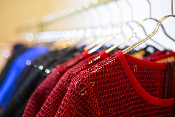 店で女性の洋服ハンガー ファッション — ストック写真