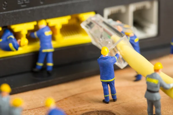 Teknikern Team Ansluta Kabel Tråd Nätverk Till Router — Stockfoto