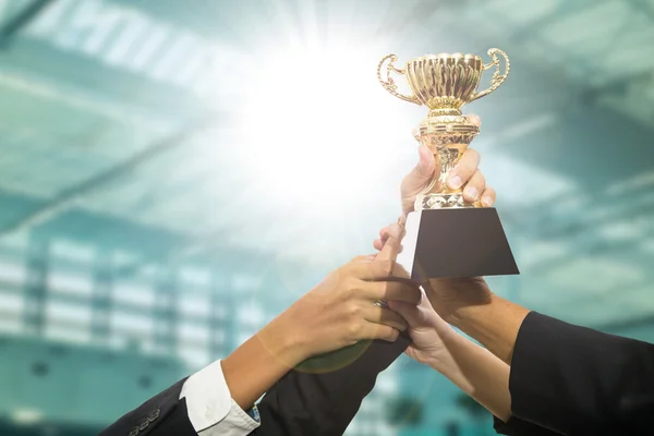 Equipe Empresário Segurando Troféu Prêmio Para Mostrar Sua Vitória — Fotografia de Stock
