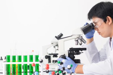 Laboratuvar araştırmacısı tıp laboratuvarı, test laboratuarında analiz için mikroskop arayan bilim adamları..