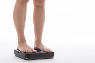 Ağırlık ölçek, izole whie arka plan ile kadın ölçü kilo kaybı.