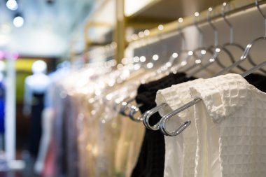 Elbise askısı moda kadın mağaza dükkan içinde.