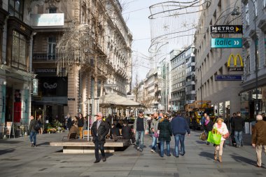 Vienna, Avusturya-Kasım 11,2015: Karntner sokak veya Karntnerstrasse Viyana'da üzerinde yürüyen turist insanlar alışveriş caddesi Viyana City nerede