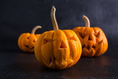 Cadılar Bayramı balkabağı fener korkutucu yüz Ekim ayında.