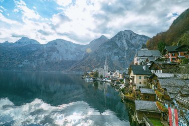 Doğal görünümü Hallstatt dağ ve dağ gölü, Avusturya.