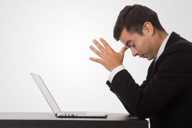Bunalmış stresi işadamı aşırı duygu bilgisayar laptop