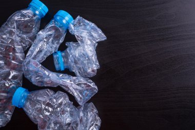 Kullanılan şişe plastik can geri dönüştürülebilir atık geri dönüşüm.