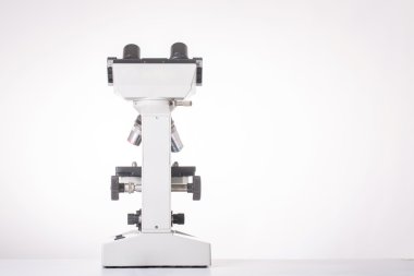 Mikroskop makine araştırma deneme beyaz arka plan ile.