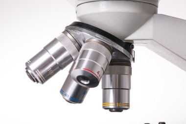 Mikroskop makine araştırma deneme beyaz arka plan ile.