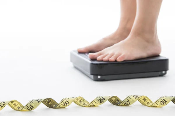 Gewichtswaage Frau Misst Gewichtsverlust Mit Isoliertem Weißen Hintergrund — Stockfoto