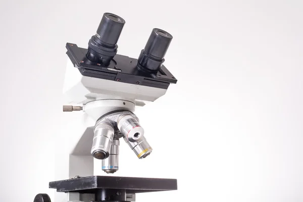 研究显微镜机实验与白色背景 — 图库照片