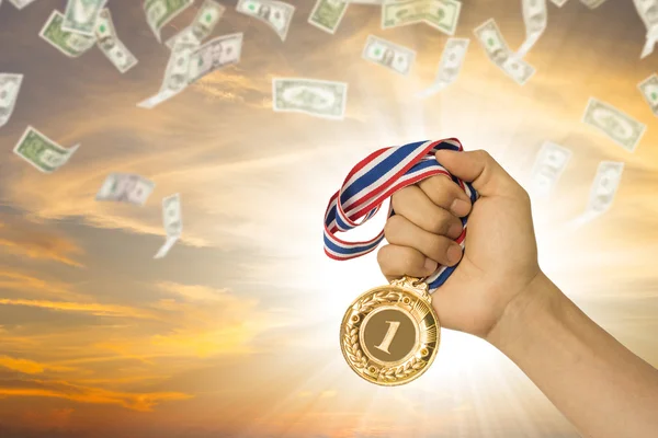 Ganador Business Businessman Celebración Moneda Oro Después Ganar Mercado Competencia — Foto de Stock