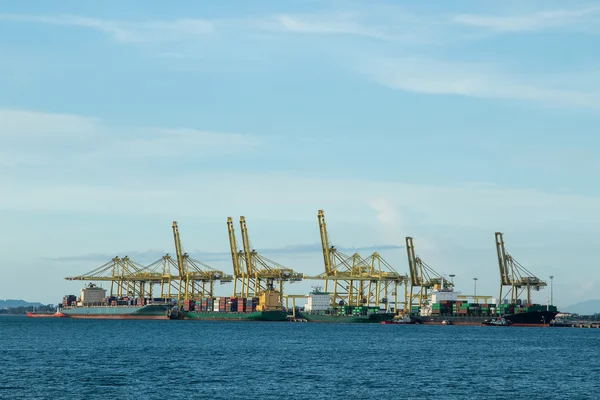 Logistiek schip poort lading voor vervoer — Stockfoto