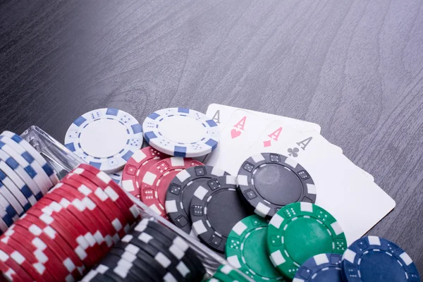 Poker chips voor casinospel — Stockfoto