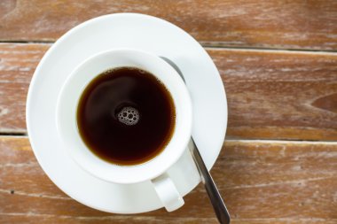 Kahvaltıda kahve fincanı içecek