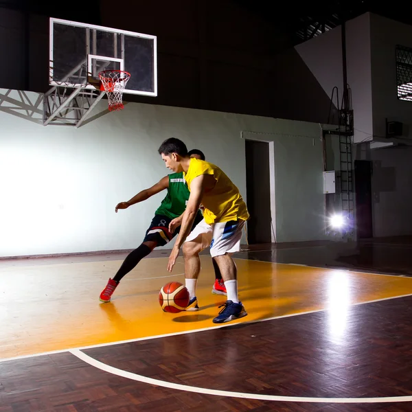 Due giocatori di basket — Foto Stock