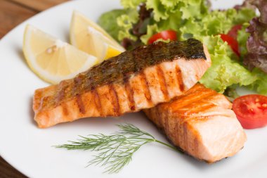 Somon steak yemek hazırlamak için hizmet