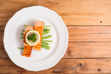 Somon steak yemek hazırlamak için hizmet