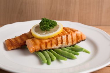 Somon steak yemek hazırlamak için hizmet