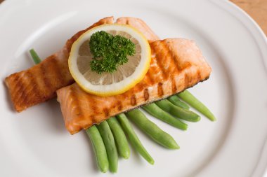 Somon steak yemek hazırlamak için hizmet