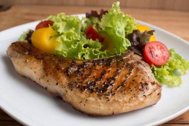 Izgara domuz pirzolası hazırlamak için hizmet