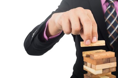 İş risk kavramı ile ahşap jenga oyunu. İşadamı yönetmek