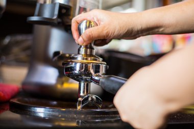 Kahve makinesi sıcak içecek yapmak 