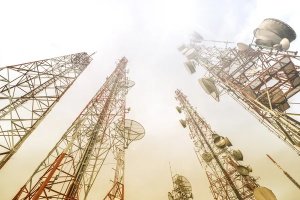 Telekommunikationsmast TV-antenner trådlös teknik — Stockfoto
