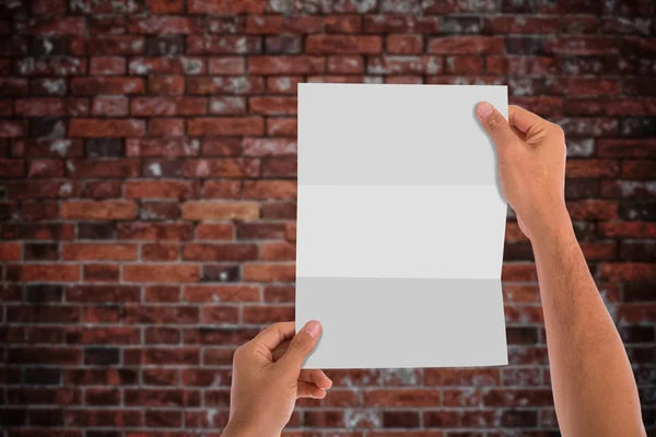 Blanco papier geïsoleerd te houden — Stockfoto