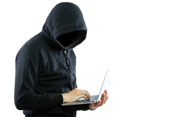 Компьютерный хакер готовится к взлому — стоковое фото