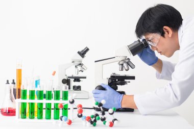 Bilim adamı insanlar araştırma mikroskobu ile