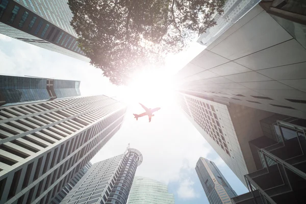 ビジネス上空を飛ぶ飛行機 — ストック写真