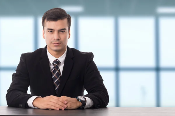 Empresário sentado e sorrindo — Fotografia de Stock