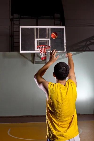 Basketbalový hráč střílení míč — Stock fotografie