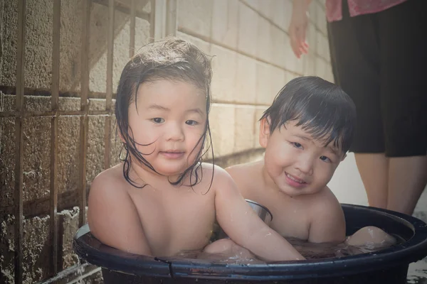 Baby ta ett bad och lycka tid — Stockfoto