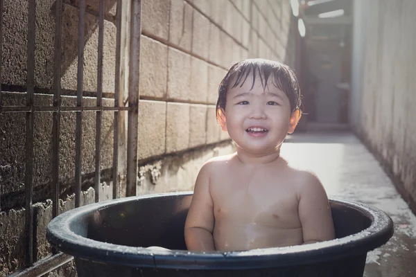 宝贝，抓住一个浴和幸福的时刻 — 图库照片