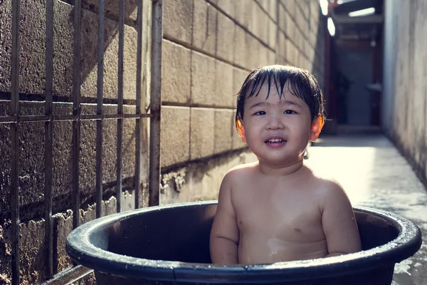 Bebê tomar um banho e felicidade tempo — Fotografia de Stock