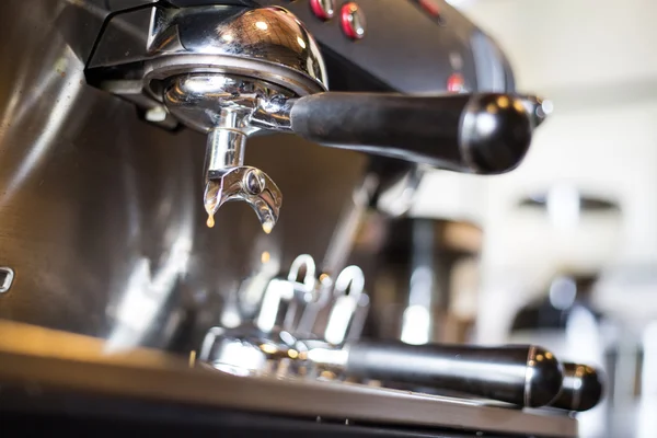 Mesin kopi membuat minuman panas — Stok Foto
