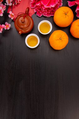 Çin 'in yeni yılı portakallı ve çay suyuyla siyah ahşap fırın manzarası düzdü. Çin Festivali için yer ayır.