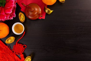 Çin 'in yeni yılı portakallı ve çay suyuyla siyah ahşap fırın manzarası düzdü. Çin Festivali için yer ayır.