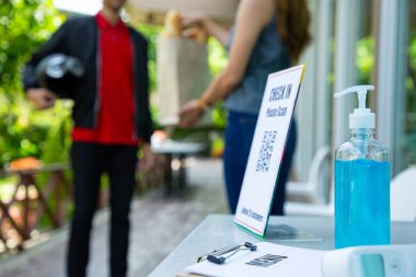 Alkol anti bakteri ve koronavirüs, restorana girmeden önce temiz müşteri elleri için hazırlanır..